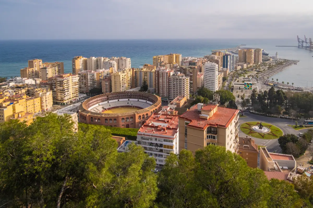 foto de la ciudad donde se puede ver todo lo que hacer un fin de semana en malaga
